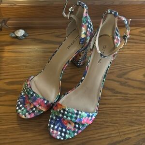 New Size 11 Plaid Flowers